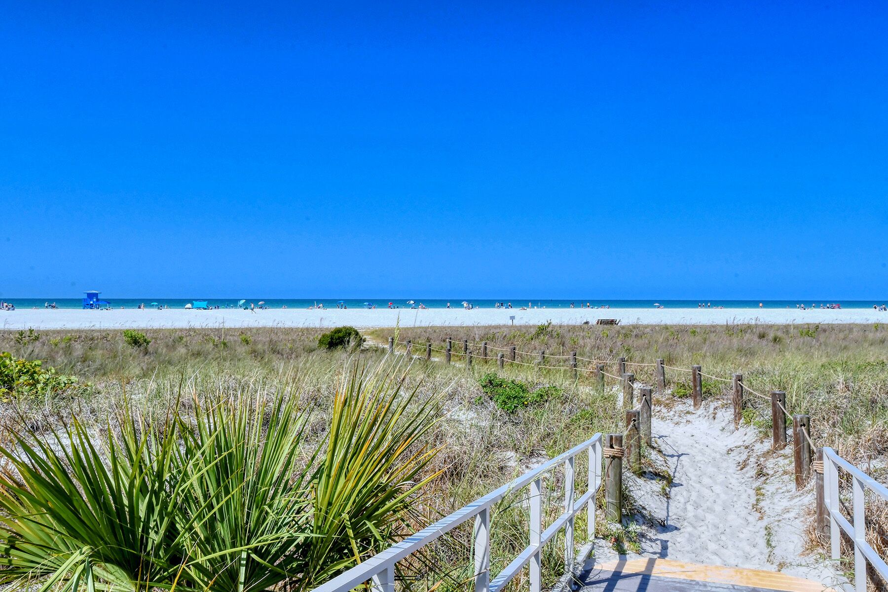 Vlak bij het strand, ligstoelen