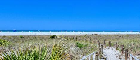 Plage à proximité, chaises longues