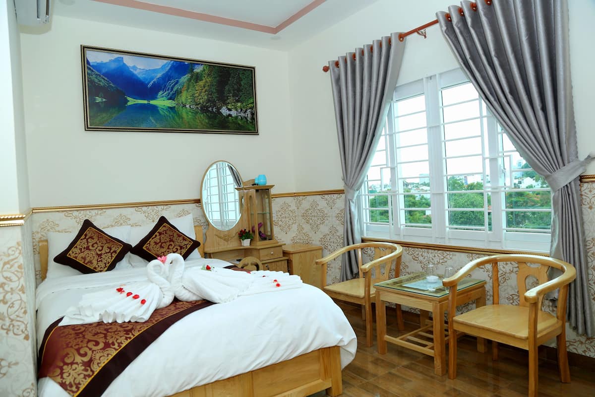 Minibar, desk, free WiFi, bed sheets