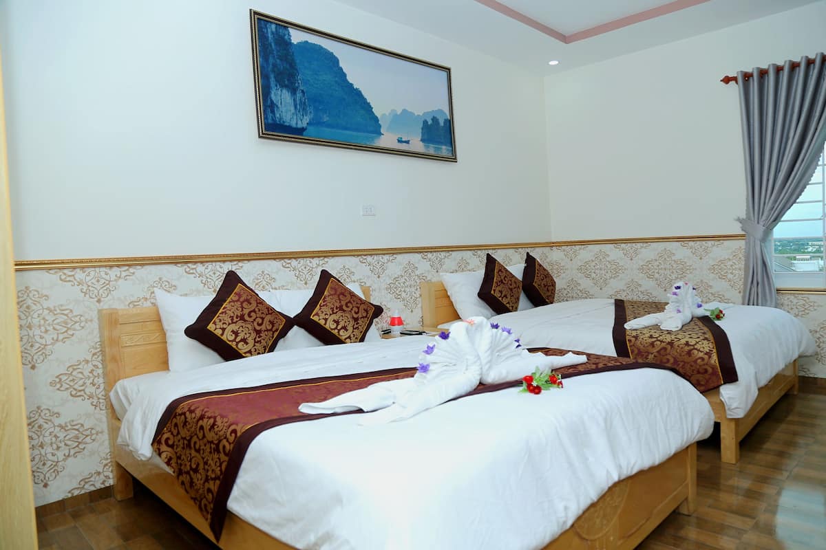 Family Room | Minibar, desk, free WiFi, bed sheets