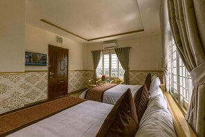 Minibar, meja kerja, Wi-Fi gratis, dan seprai linen