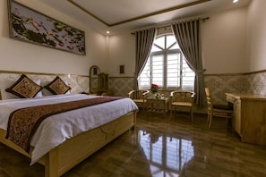 Minibar, desk, free WiFi, bed sheets - AEC Hotel Ban Me (Buon Ma Thuot)