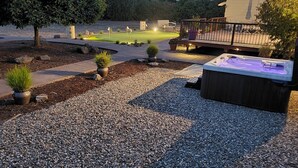 Un espace extérieur bien aménagé, doté d’un jacuzzi, de coins salon et d’un jardin paysager.