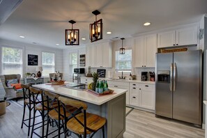 Jääkaappi, mikroaaltouuni, uuni, liesi