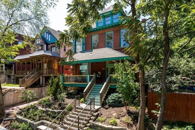 ★ Views ★ Walk to Downtown ★ Lux King Bed ★ WIFI ★