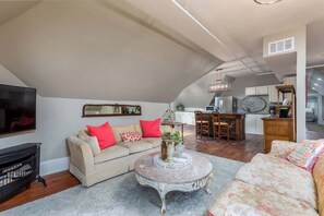 TV, fireplace
