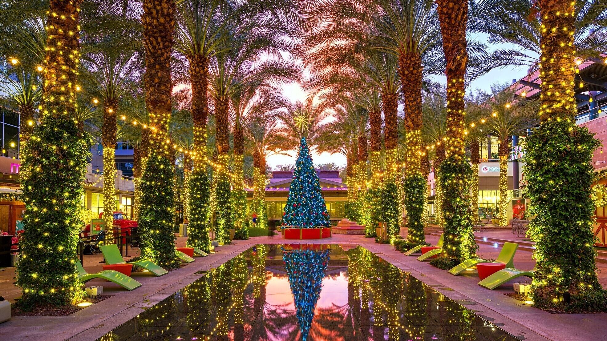 Una piscina al aire libre, una piscina climatizada
