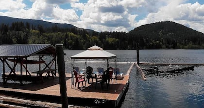 Beautiful Lakefront Private Suite on Lake Cowichan - Sleeps 5