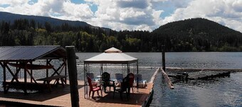 Beautiful Lakefront Private Suite on Lake Cowichan - Sleeps 5