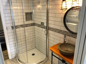 Douche, sèche-cheveux, serviettes fournies, savon