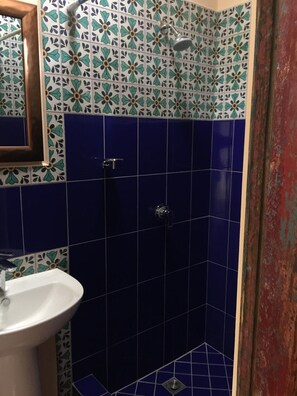 Shower, hair dryer, towels, soap - Colonial Home in Antigua's Historic District (Antigua Guatemala)