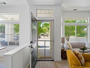 Una sala de estar moderna con un puertas corredizas de vidrio que dan a un patio.