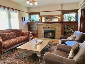 Smart-TV, peis, DVD-spiller og bøker