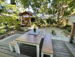 Outdoor dining - The Wisteria… Beautiful 1915 Craftsman… Close-in, 4 Bdrm, 2 bath (Portland)