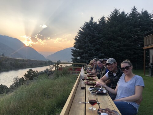 Yellowstone River View Condos, 10 min to Yellowstone Park on Historic Ranch