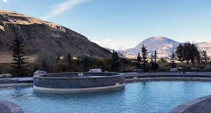 Condominios frente al río, a 10 minutos del parque Yellowstone en el histórico Slip n Slide Ranch