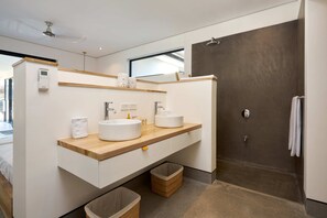 Dusche, umweltfreundliche Kosmetikartikel, Haartrockner, Handtücher