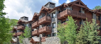 Bachelor Gulch Luxury Penthouse! Ski-In and Out w/ Hot Tub, has AC
