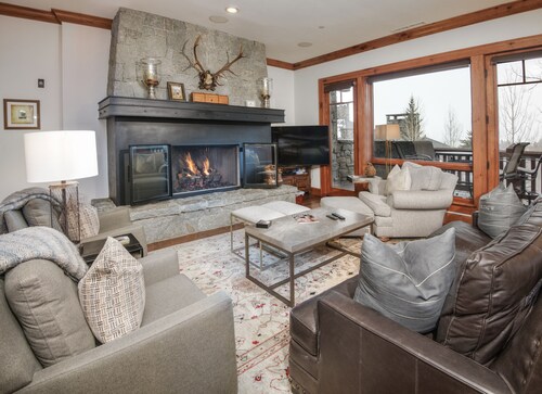 Bachelor Gulch Luxury Penthouse! Ski-In and Out w/ Hot Tub, has AC