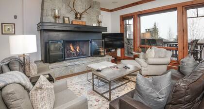 Bachelor Gulch Luxury Penthouse! Ski-In and Out w/ Hot Tub, has AC