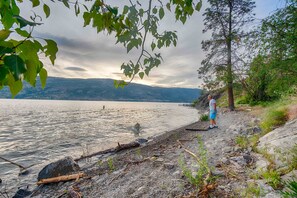Sun loungers, beach towels - Modern 3 bedroom, 3 en suites, dog friendly loft in McKinley (Kelowna)