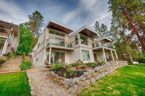 Modern 3 bedroom, 3 en suites, dog friendly loft in McKinley