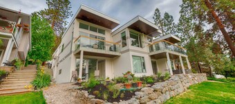 Modern 3 bedroom, 3 en suites, dog friendly loft in McKinley