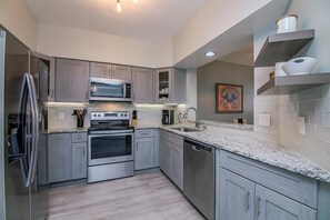 Refrigerador, microondas, horno y parrilla de estufa 