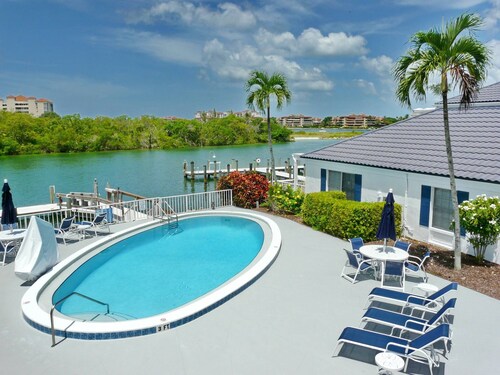Incredible Waterfront View, Pool, Dolphins, Fishing, Docks, Snook Inn 1 block up