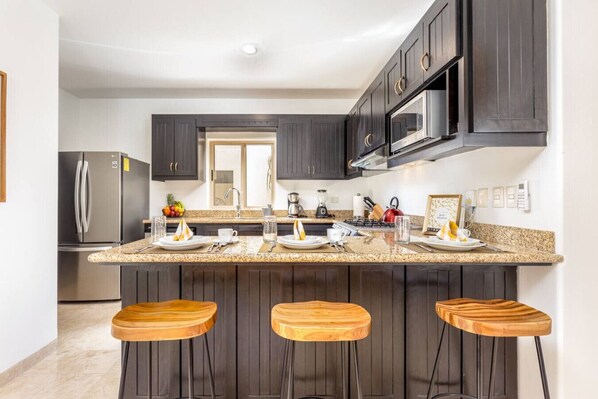 Refrigerador, microondas, horno y parrilla de estufa