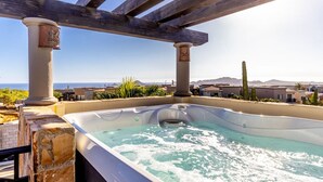 A hot tub under a pergola with a view of the sea and mountains. - Casa Rosas - Private pool (Cabo San Lucas)