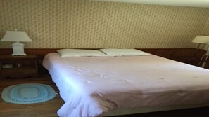 3 bedrooms, iron/ironing board, free WiFi