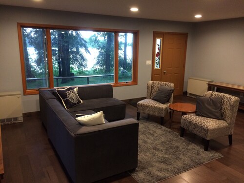 Updated 2BR, 5.5 acre gem with vista view of Straight Lake!