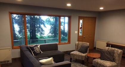 Updated 2BR, 5.5 acre gem with vista view of Straight Lake!