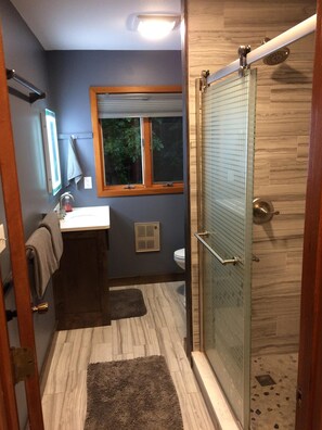 Shower, towels, soap, toilet paper - Updated 2BR, 5.5 acre gem with vista view of Straight Lake! (Osage)