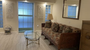 Smart TV, fireplace, DVD player, table tennis