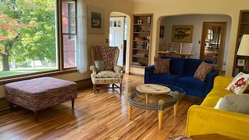 TV connectée, cheminée, lecteur de DVD, table de tennis de table