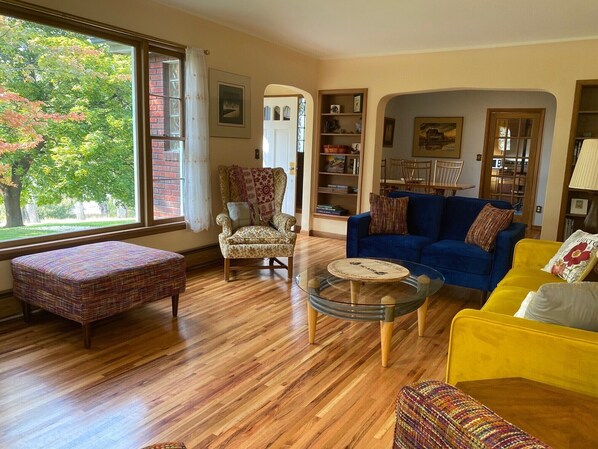 Smart TV, fireplace, DVD player, ping pong