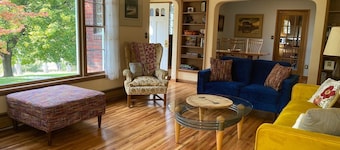 Spacious Mid Century house, perfect for families and close to city center.