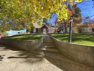 Spacious Mid Century house, perfect for families and close to city center.