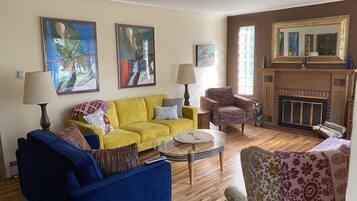 Smart TV, fireplace, DVD player, table tennis