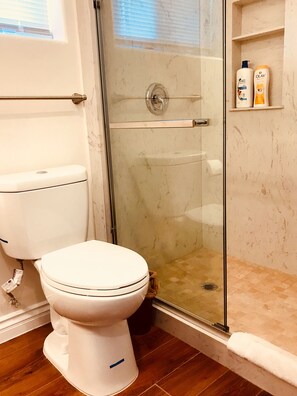 Shower, hair dryer, towels, soap - Panoramic Cali Hill + Sunrise view Studio in Vista, CA / HWY 78 / Sycamore (Vista)