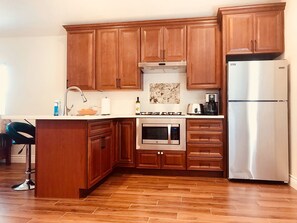 Geladeira, micro-ondas, fogão, cooktop