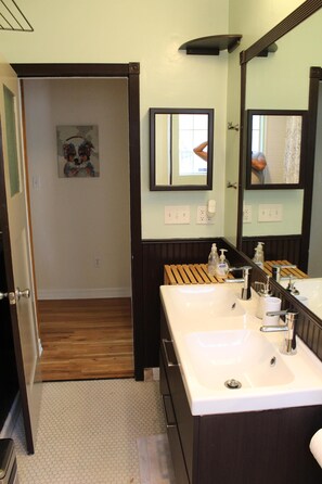 Ensemble baignoire-douche, séchoir à cheveux, serviettes fournies, savon