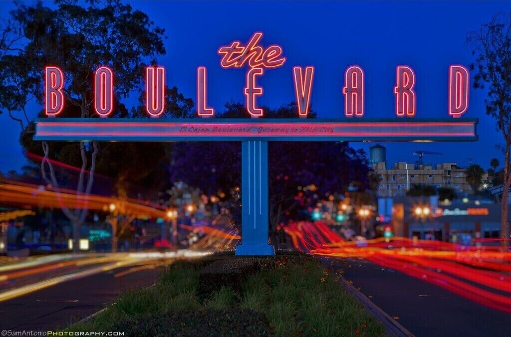 Eine Neonreklame mit der Aufschrift "the BOULEVARD" und einer Beschreibung darunter.