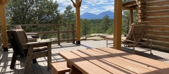 Rustic Oak Log Cabin in the Ponderosa Pines great for a quiet get away. 