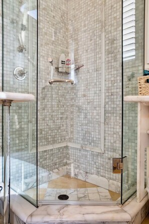 Een douche, een haardroger, handdoeken, zeep