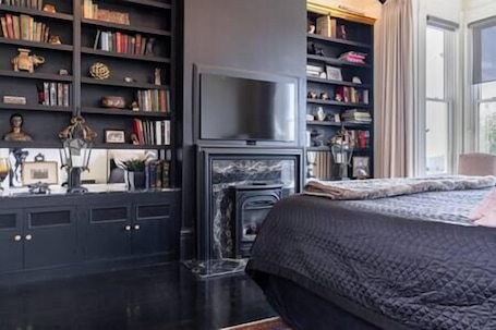 1 bedroom, iron/ironing board, WiFi, bed sheets. Chic Victorian Studio Pacific Heights