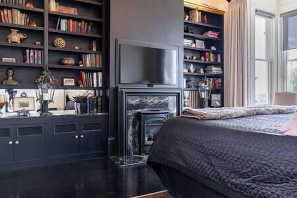 1 bedroom, iron/ironing board, WiFi, bed sheets - Chic Victorian Studio Pacific Heights (SF)