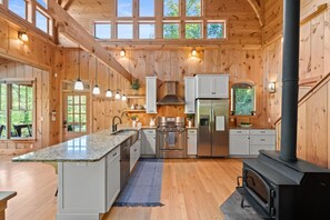 Fridge, microwave, oven, stovetop - The Toccoa Riverfront Cabin (Blue Ridge)